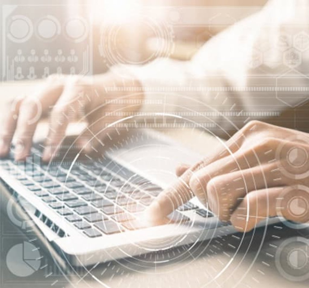 Utilizadores a analisar dados de business intelligence.