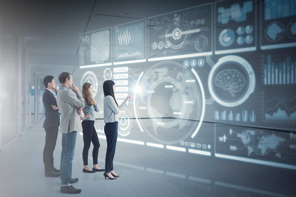 Profissional a analisar dashboards de business intelligence em ecrã de computador.